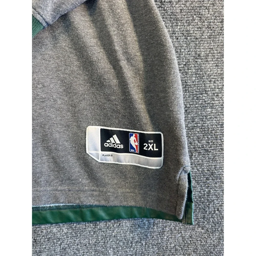 Adidas Milwaukee Bucks NBA Sweatshirt Mens 2XL Gray Green V-Neck Pullover Logo